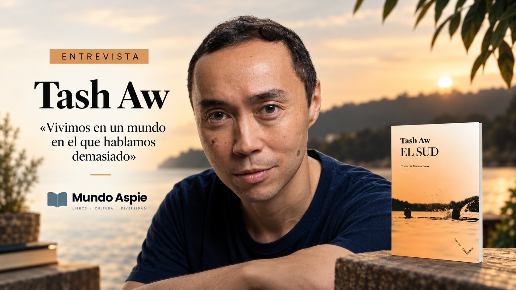Tash Aw junto a la portada de El Sud en la entrevista de Mundo Aspie «Vivimos en un mundo en el que hablamos demasiado».